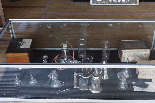 蒸留でもしてたのでしょうか？今ではロートやビーカーぐらいしか使いませんが。