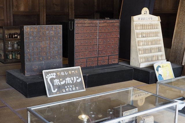 薬を保管するのにこんな引き出しを使っていました。すでに塩野義商店もあったんですね。