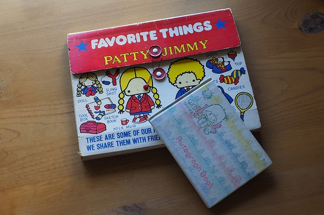 私物。左はボール紙でできたケース、右はサイン帳