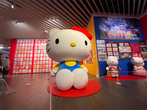 向こうの壁はいちご新聞でいっぱいです。