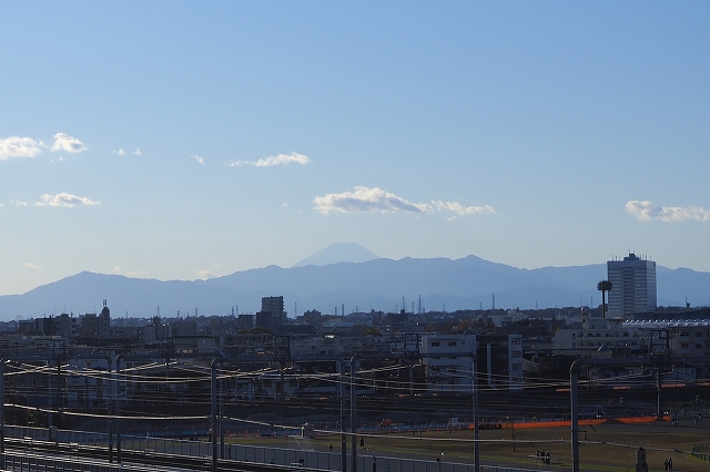 向こうの方に富士山の頭が見えています。