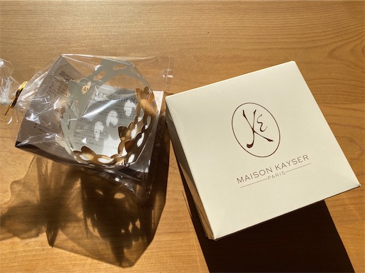ガレットとフェーブと紙の王冠は別々に渡されます。