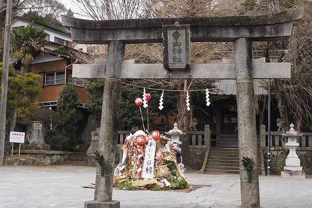 途中、とんど焼の準備をしている神社を発見!