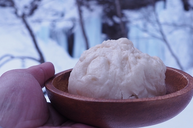 雪がちらつく中、滝の前で蒸してもらって美味しかった!