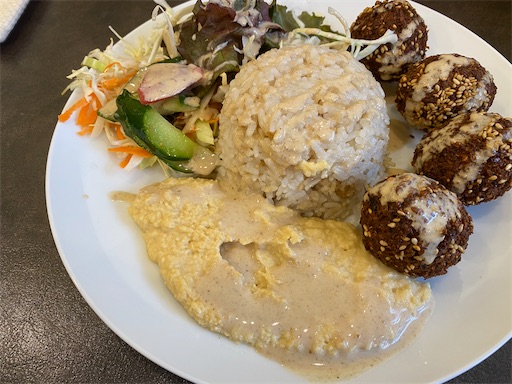 友人が食べた、ファラフェルサンドの中身とご飯