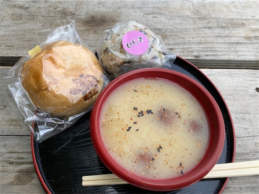 ICHIGENDOのパンとおにぎりとなめこ汁でランチ