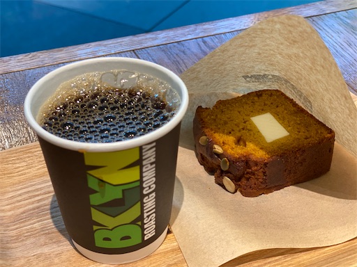 ドリップコーヒーとパンプキンブレッド