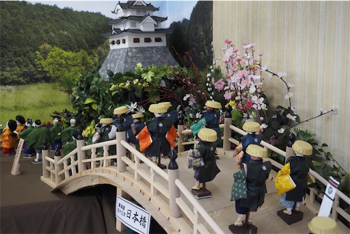 ジャンボ雛を取り囲む参勤交代