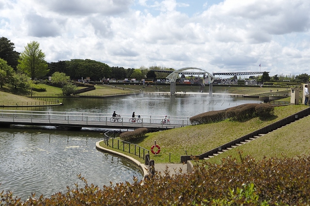 西口・翼のゲートを臨む