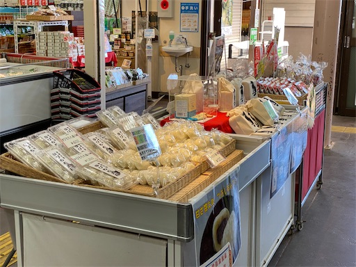 滝本駅でのきびもち売り場　早い者勝ちです。