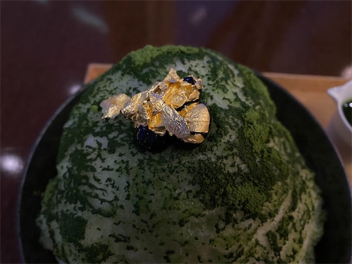 たくさんの金箔がのっています。