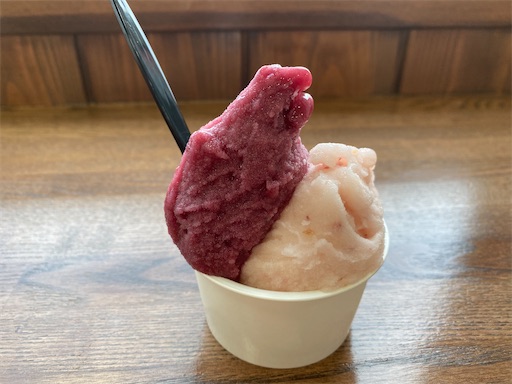 温泉下の店にあるジェラート　はなよめという桃とベリーA