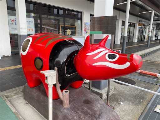 会津若松駅前の赤べこ