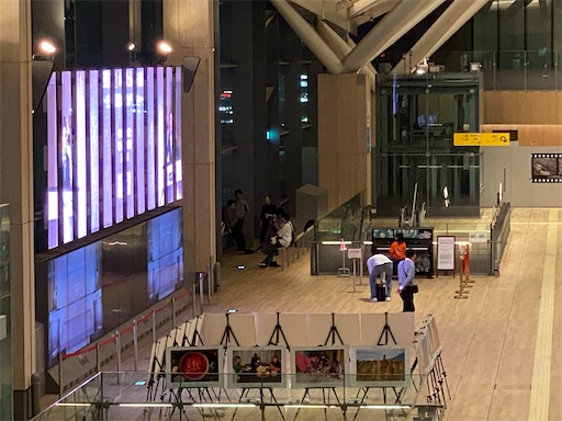 向こうの方にピアノもあります。