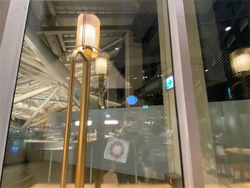 室内のライトは昔の駅の電灯っぽい