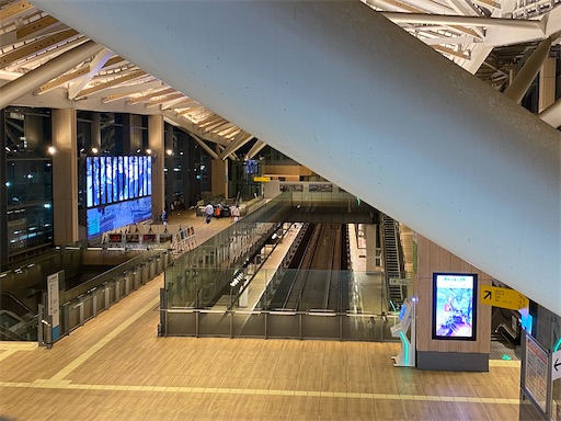 真ん中にはホームが見えています。