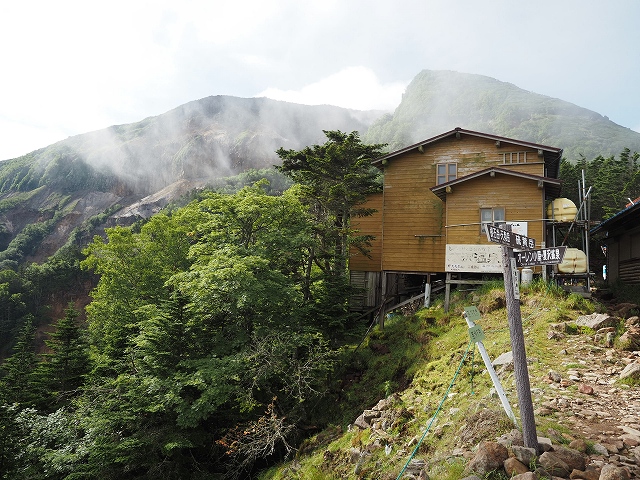 夏沢峠　南北八ヶ岳の分岐点　トイレは使えませんでした。