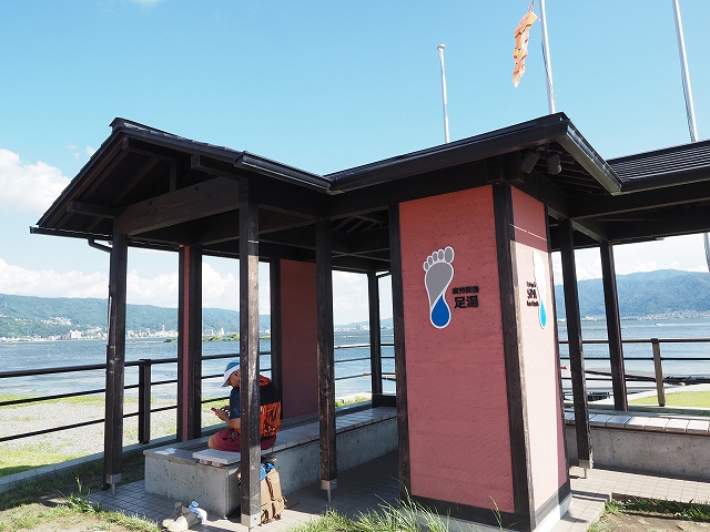 諏訪湖のほとりの足湯