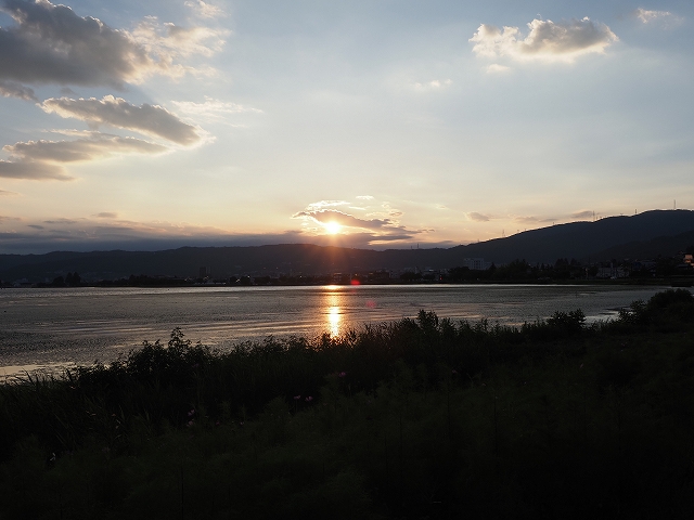 諏訪湖に沈む夕日