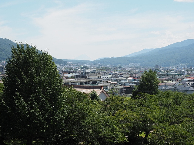 展望台からの眺め　向こうの方に富士山が見えています。