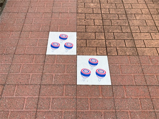 参道のタイル　踊り場ごとに大山駒の数が増えます。