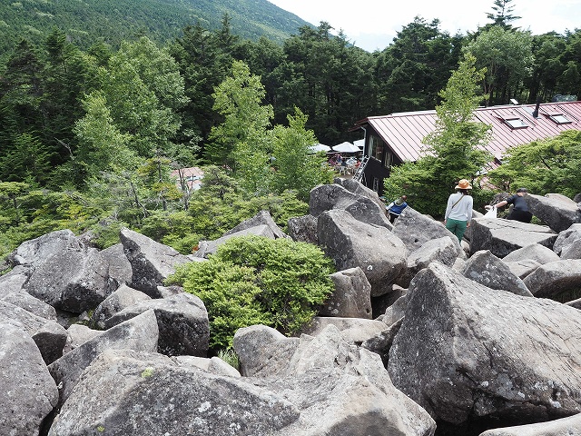 高見石展望台から小屋の方を見下ろしたところ