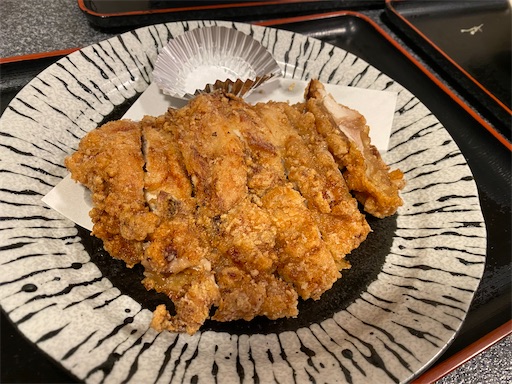 山賊焼き　タレにしっかり漬け込んだ鳥の一枚肉を揚げた、松本のB級グルメ
