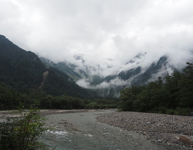 河童橋近くから穂高連峰を望む