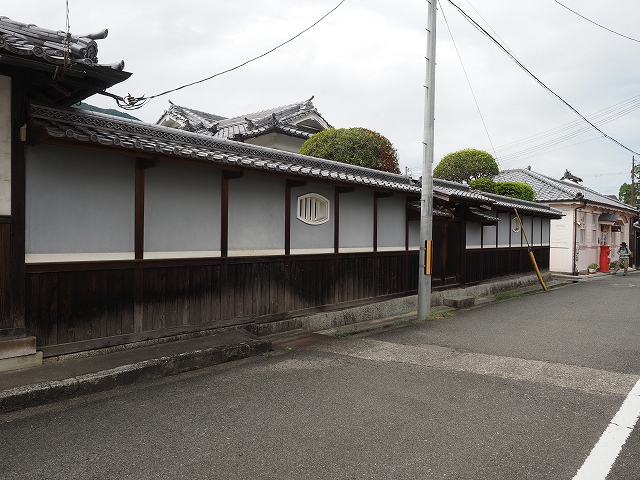 手前が堺屋さんの家