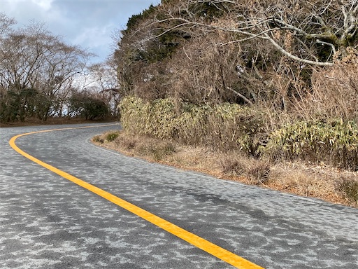 こんな車道も歩きます。