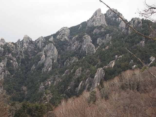 瑞牆山のアップ　こんなにごつごつした岩の山に登ります。