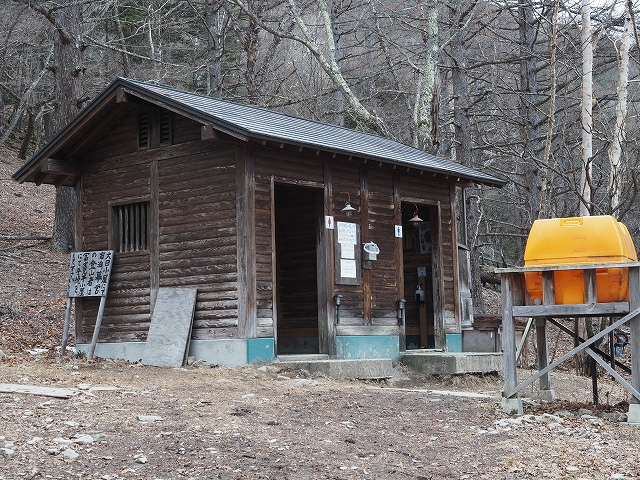 登山口付近のトイレは閉まっていたので、富士見平のトイレは重宝しました