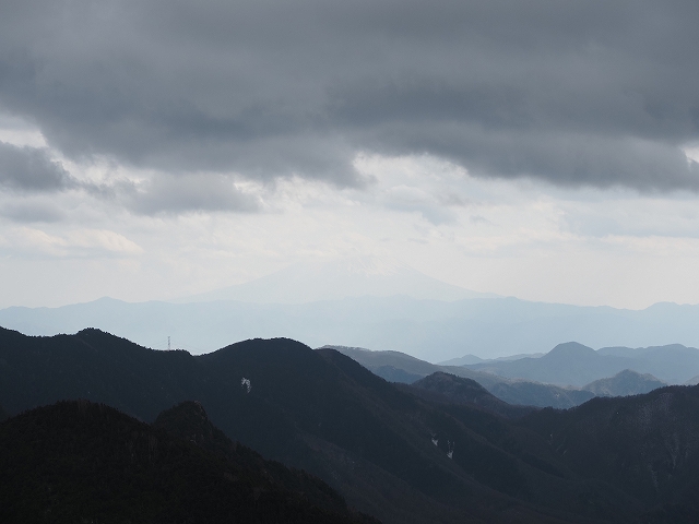 山頂からは何とか富士山が見えました。