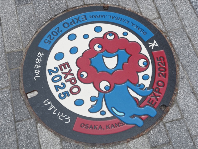 マンホールのふたにもミャクミャクが。