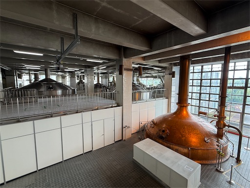 向こう側にあるのがステンレスのタンク