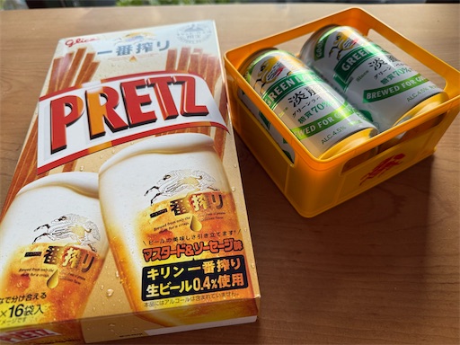 お土産のプリッツとミニチュアビールケース