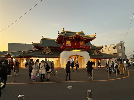 片瀬江の島駅　竜宮城のように見えます。