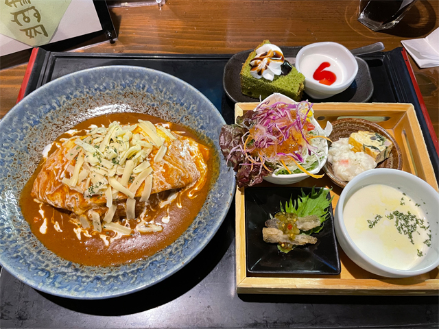 チーズ入りのオムレツライス