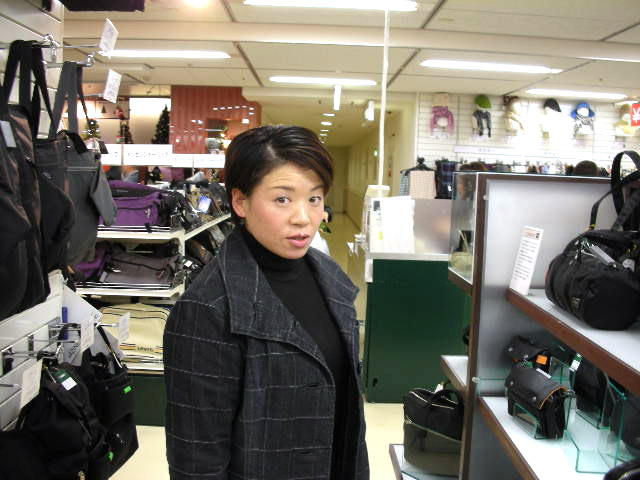 目尻の皺が気になる女