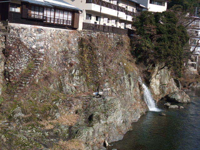 岩上の家々