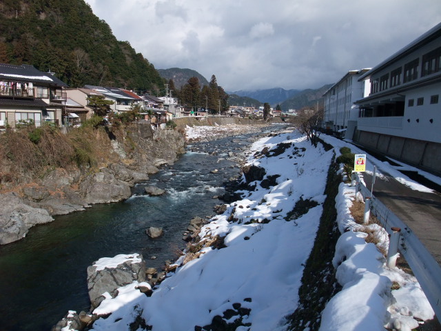 吉田川に沿って
