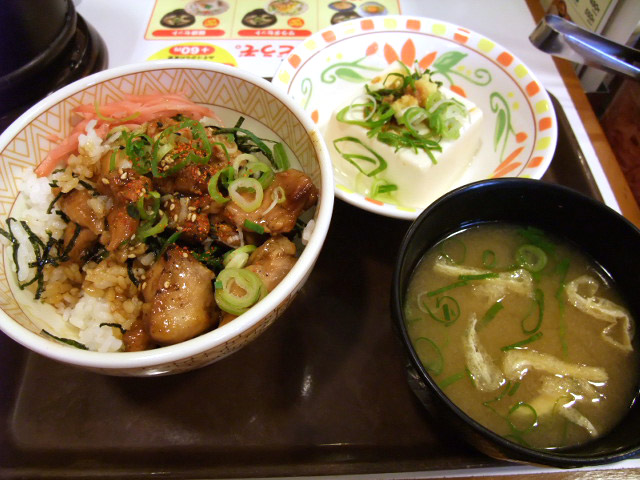 すき家の炭火やきとり丼と健康セット