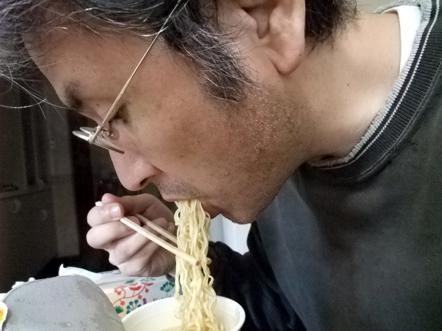 カップラーメンをすする