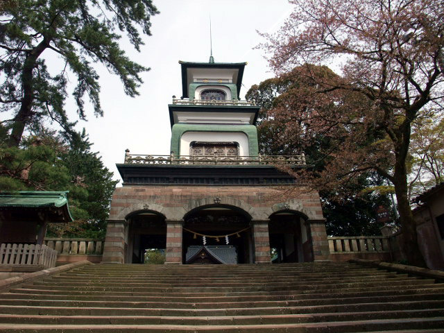 尾山神社の門