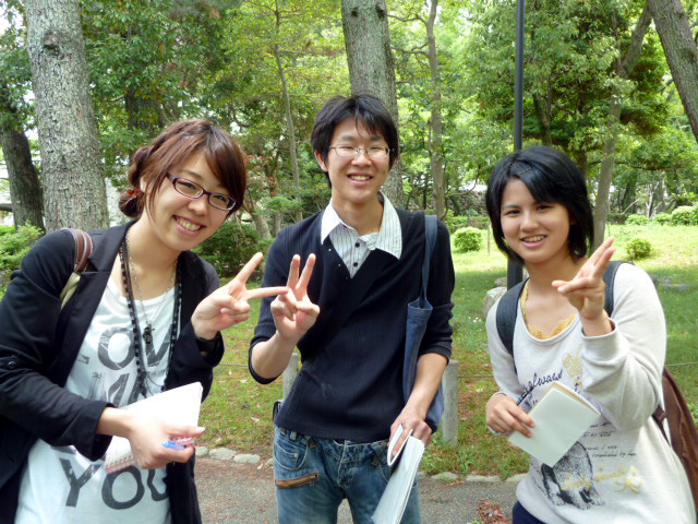 看護学校の学生３人