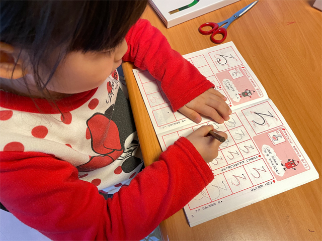 ひらがな練習帳に励むちびっ子ギャングのリトル