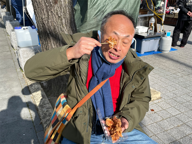 から揚げを食べる世界のアツロー