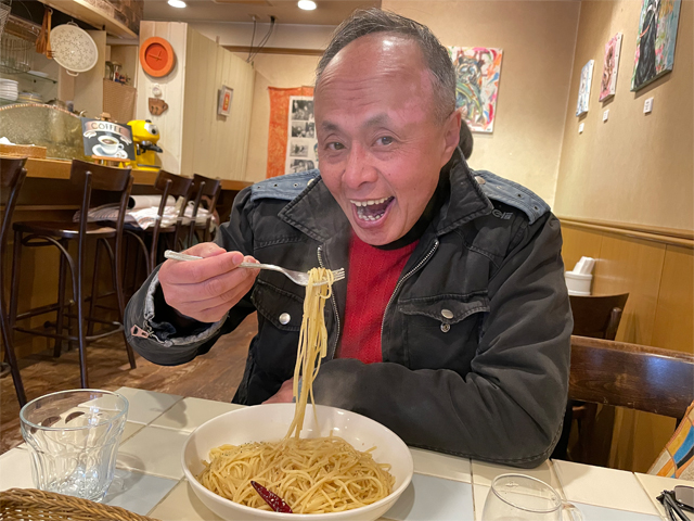 大盛りの和風ペペロンチーノを食べる世界のアツロー