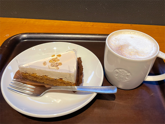 カラメルのオートミールケーキとソイラテ