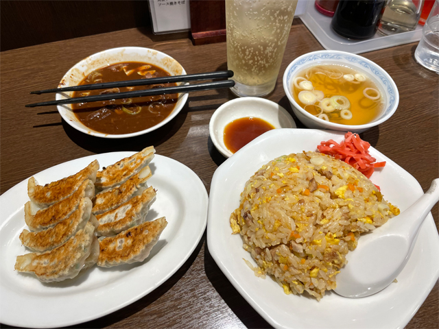 どて煮と餃子とチャーハンとハイボール